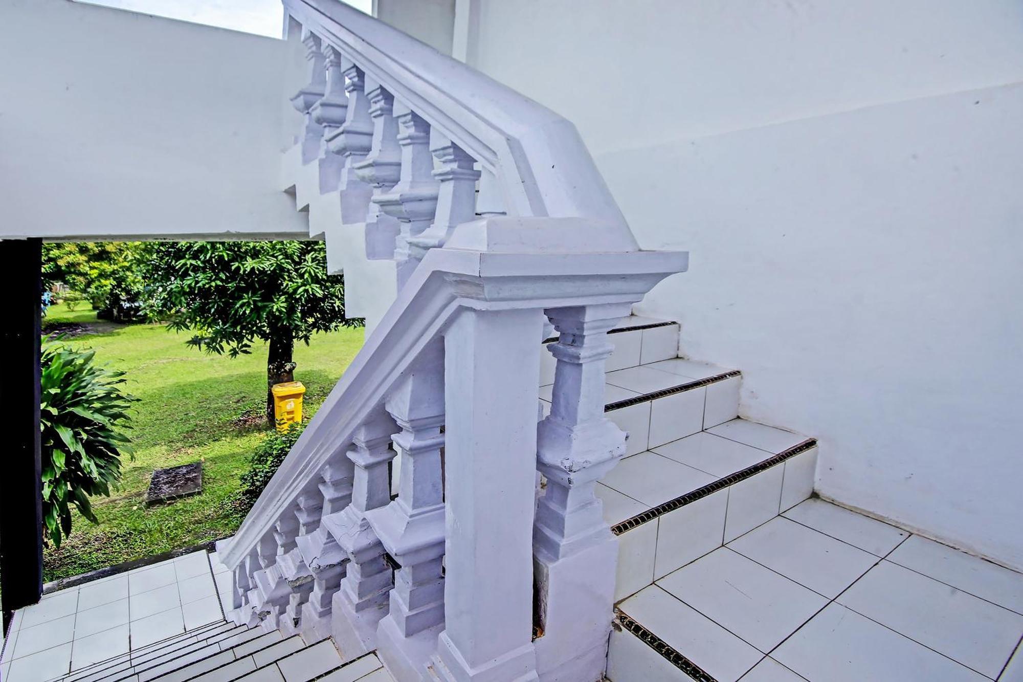 Oyo Life 91127 Wisma Sukajadi Syariah Perabumulih Exterior foto
