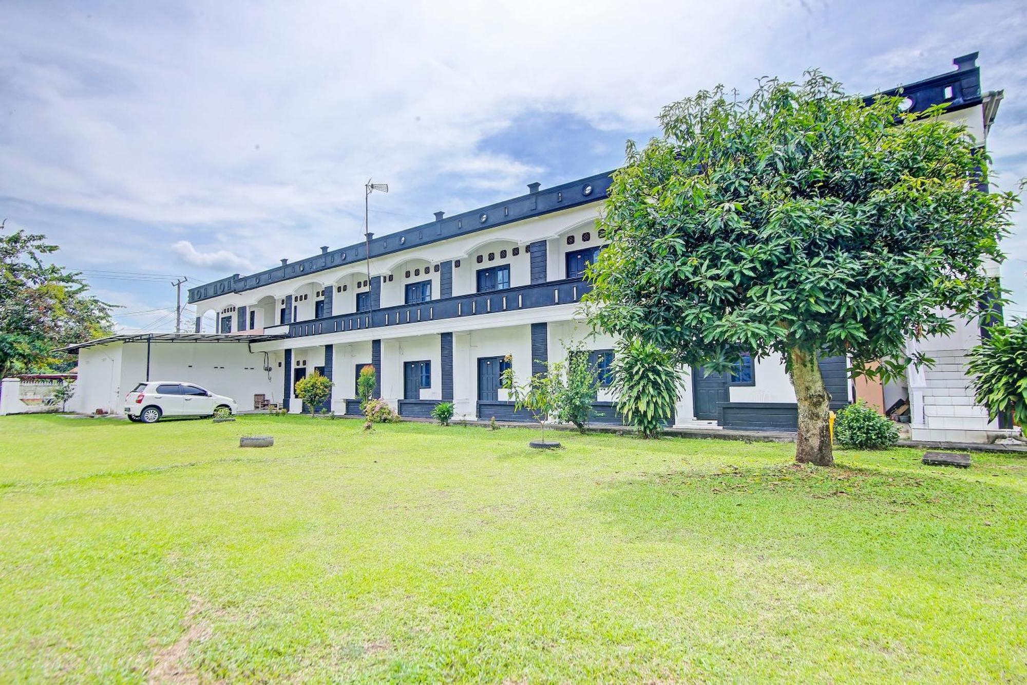 Oyo Life 91127 Wisma Sukajadi Syariah Perabumulih Exterior foto
